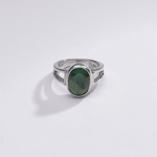 Silver emelad stone ring