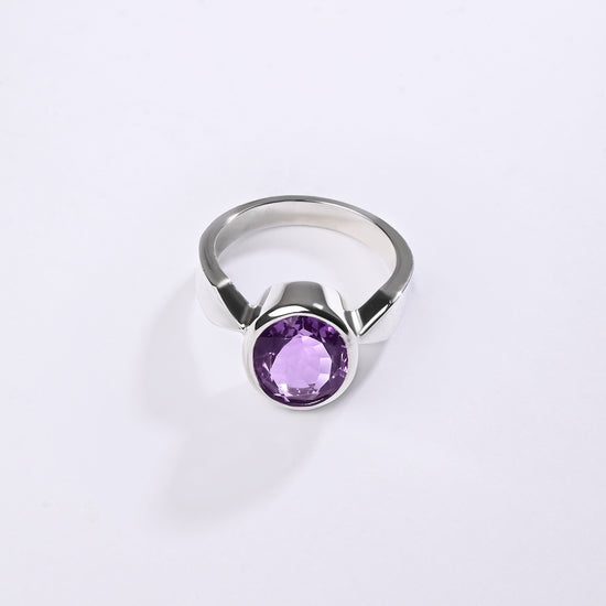 Female amethyst finger ring